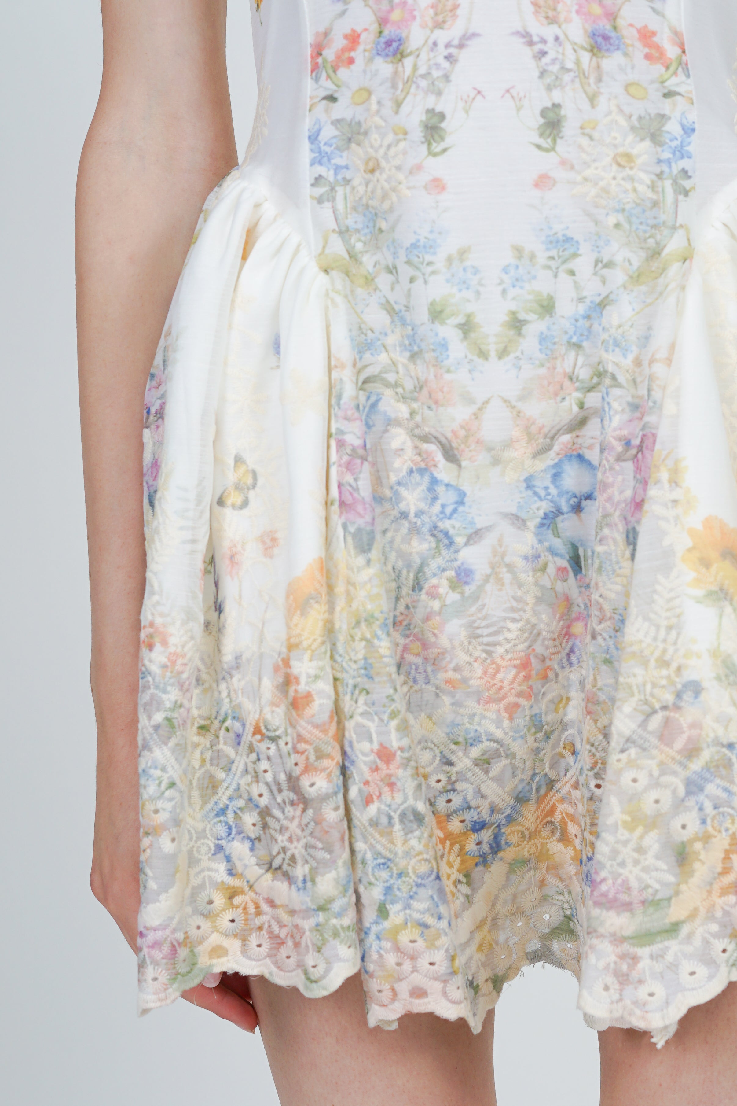 Sleeveless Side Pleated Mini Dress in White Floral