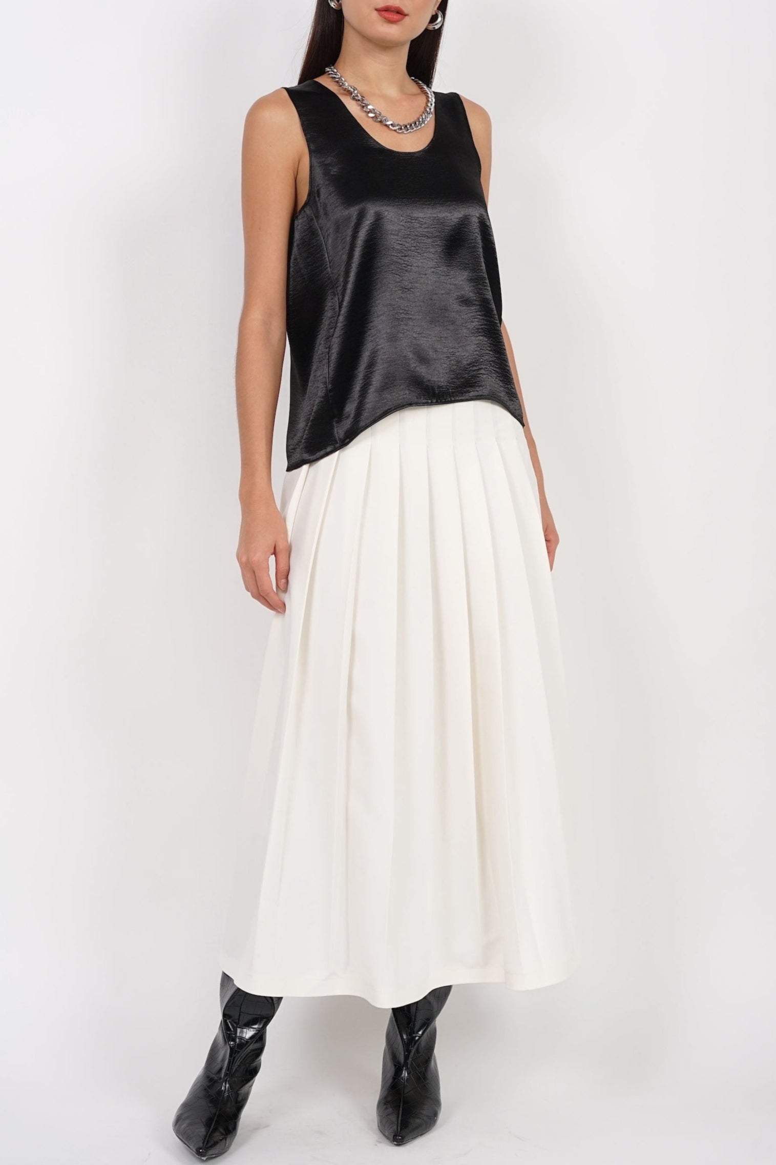 Curve Neck Tank Top in Black
