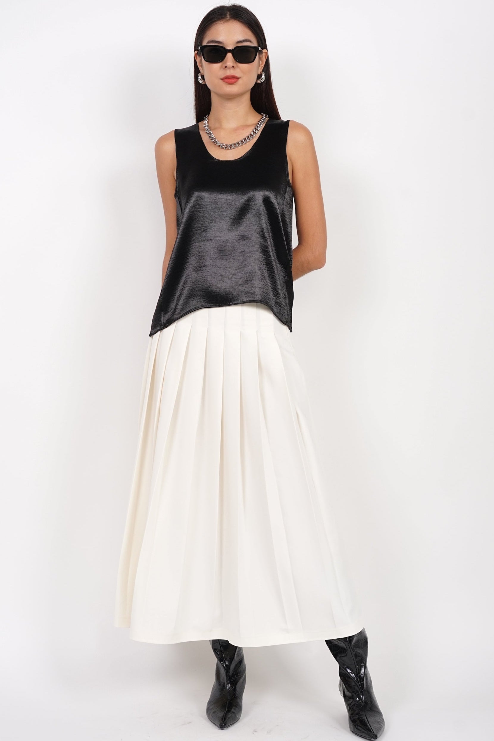 Curve Neck Tank Top in Black