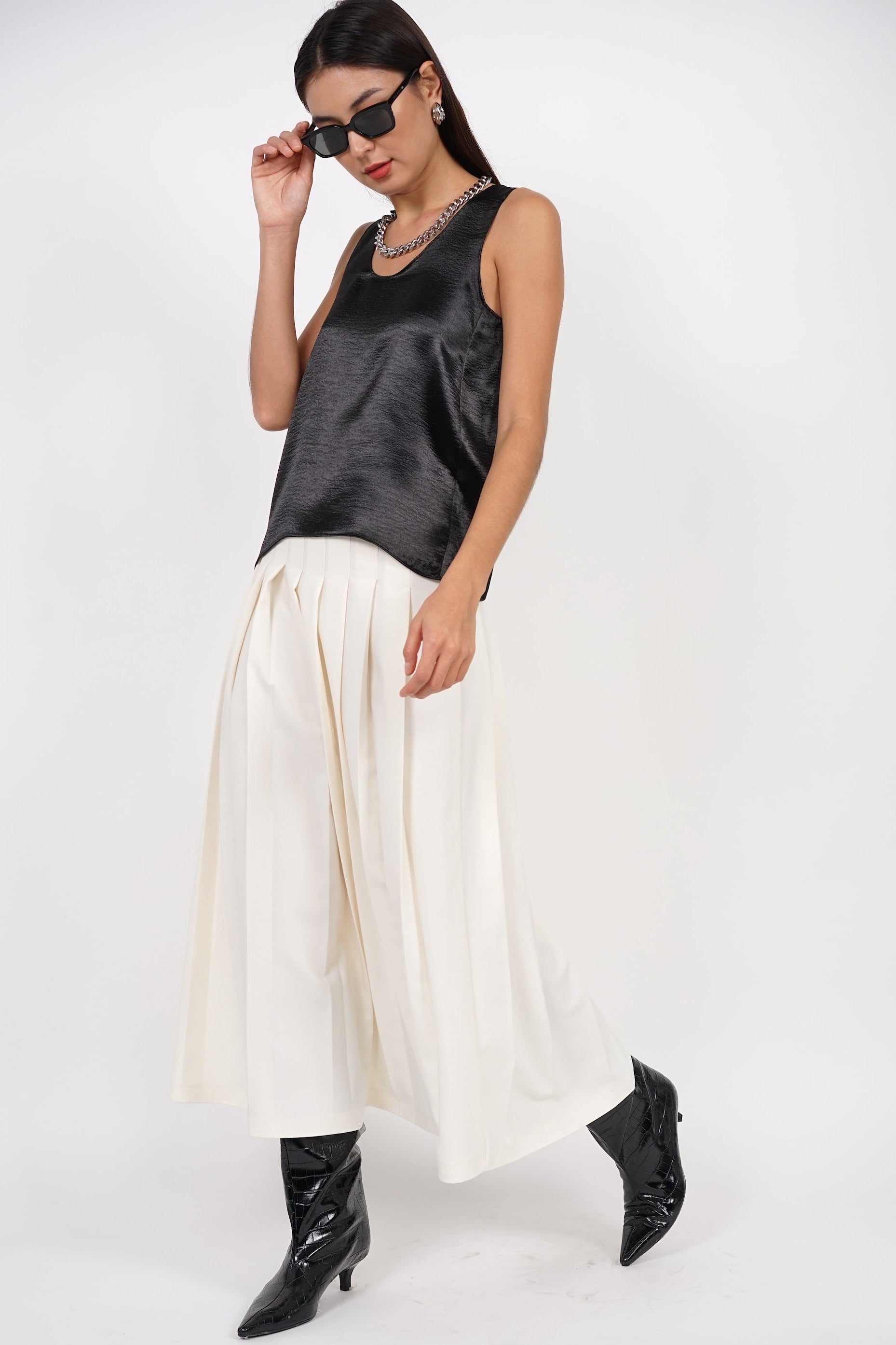 Curve Neck Tank Top in Black