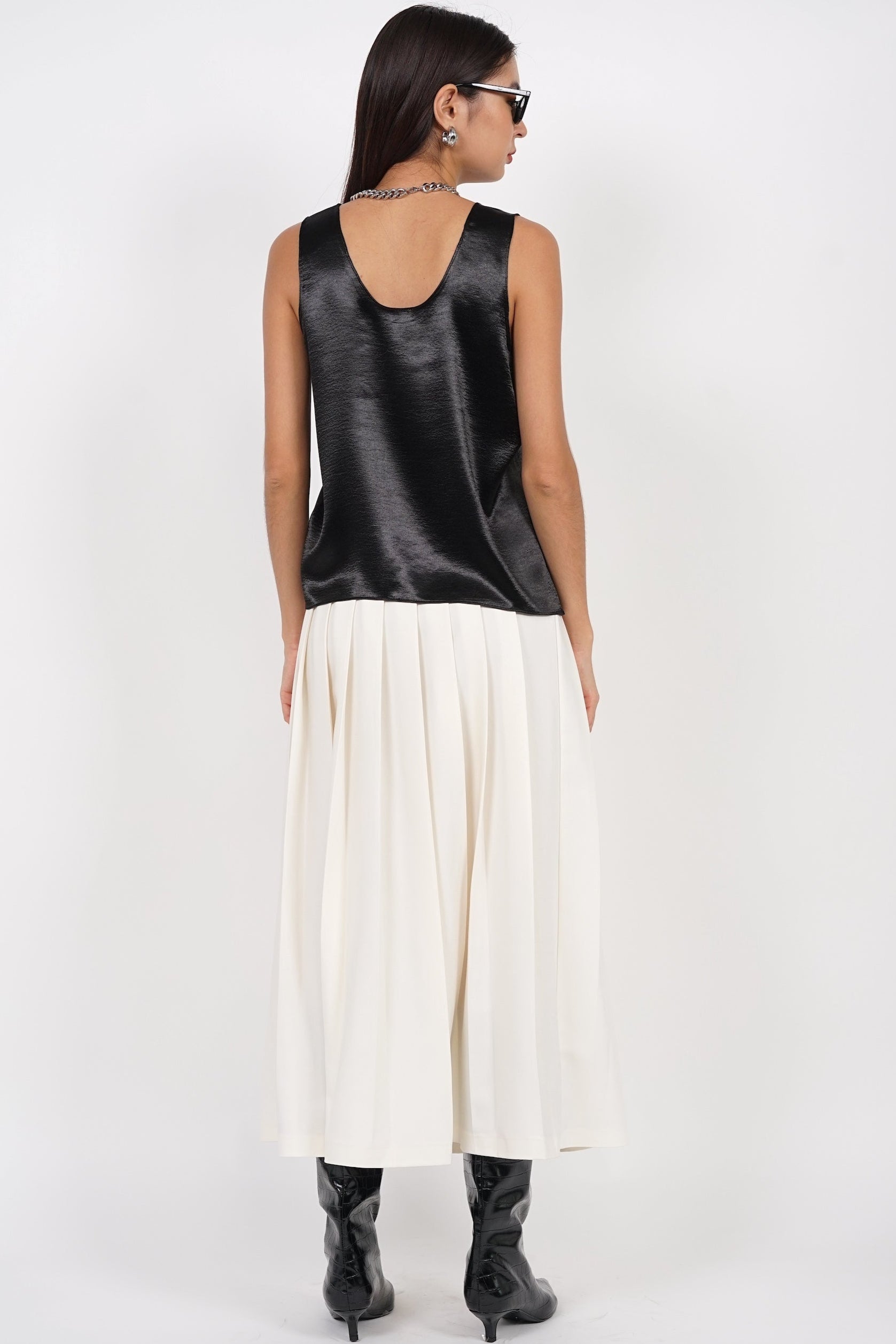 Curve Neck Tank Top in Black
