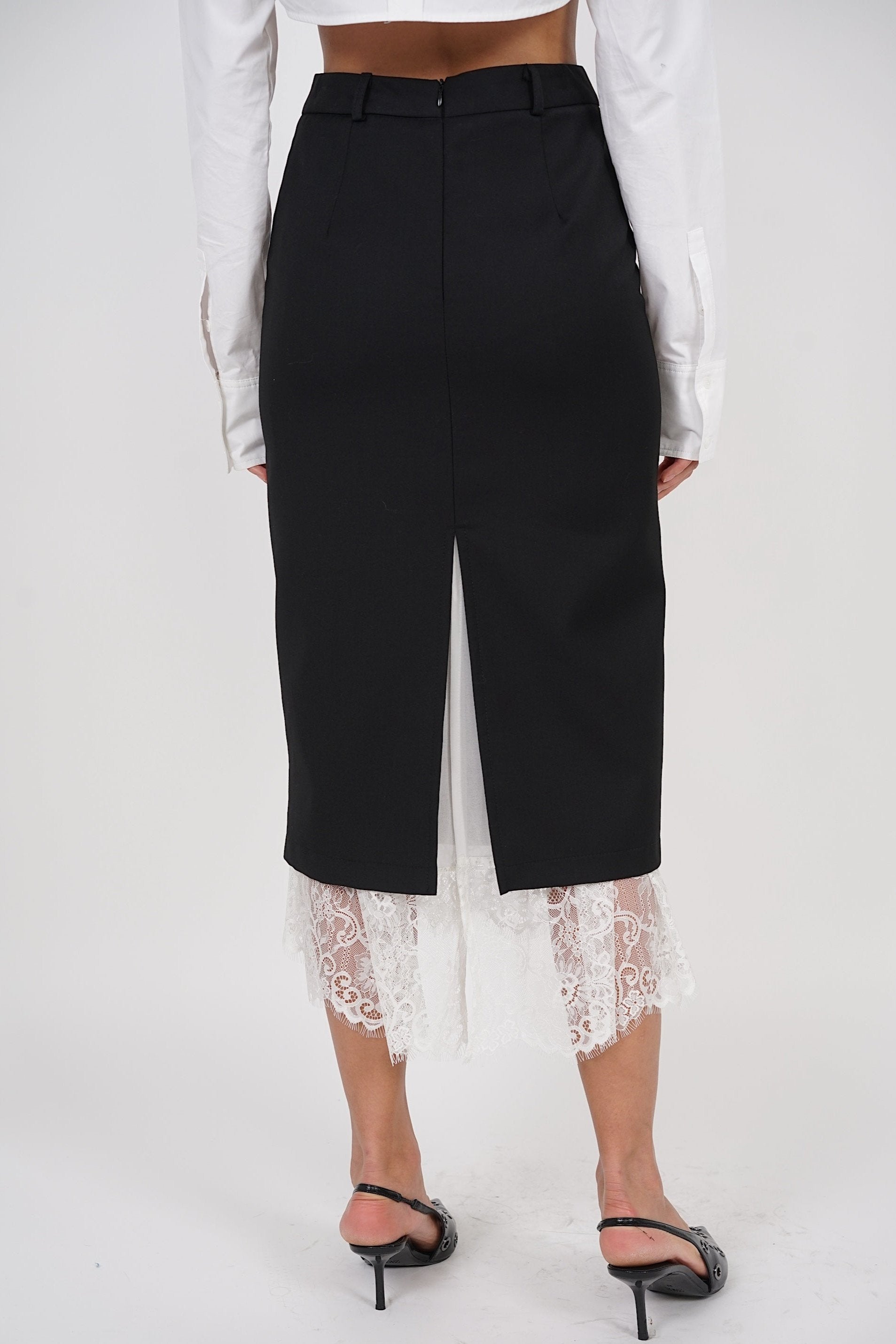 Dreamy Lace Skirt in Black