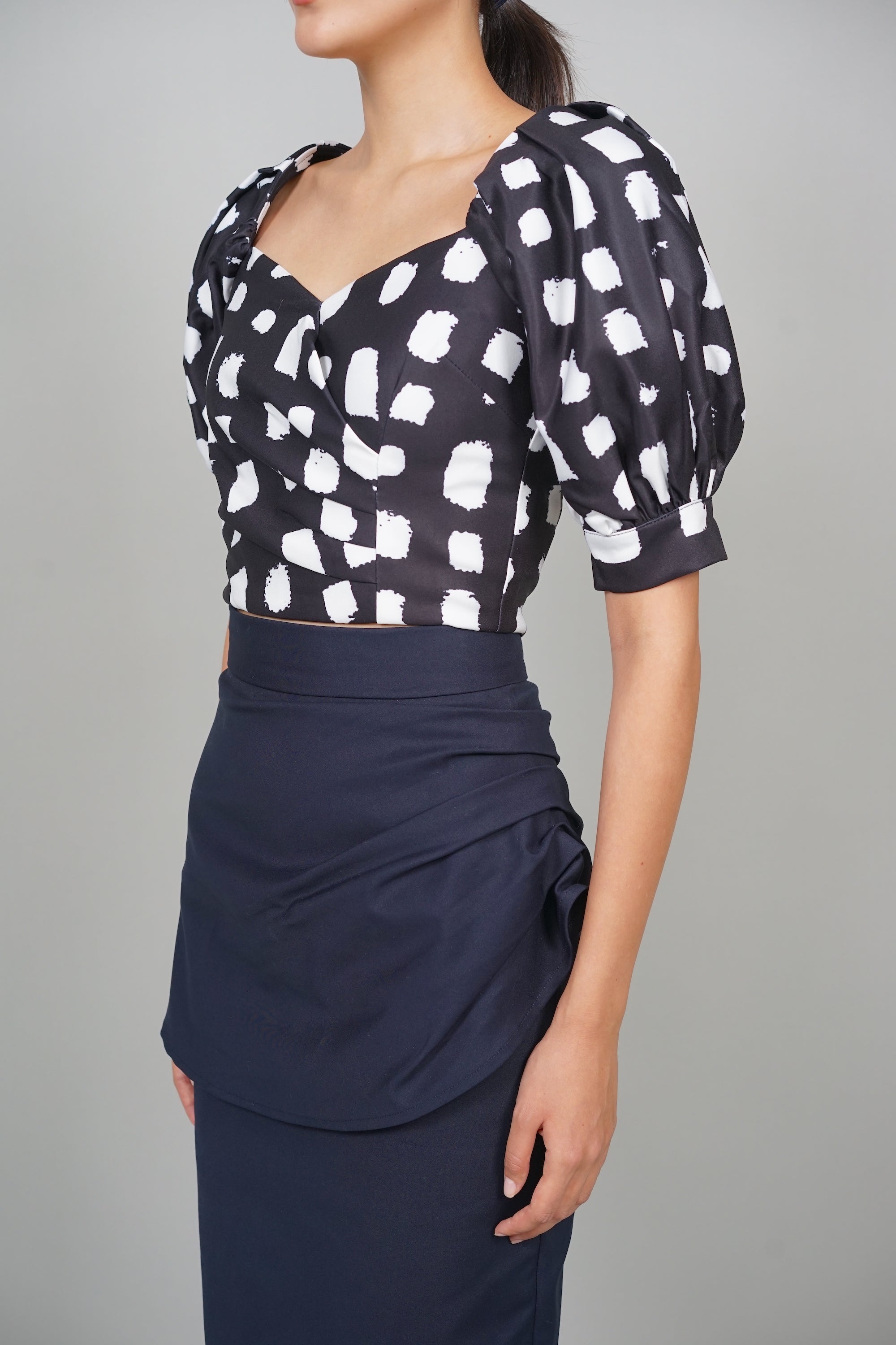 Vince Puffy Top in Black Abstract
