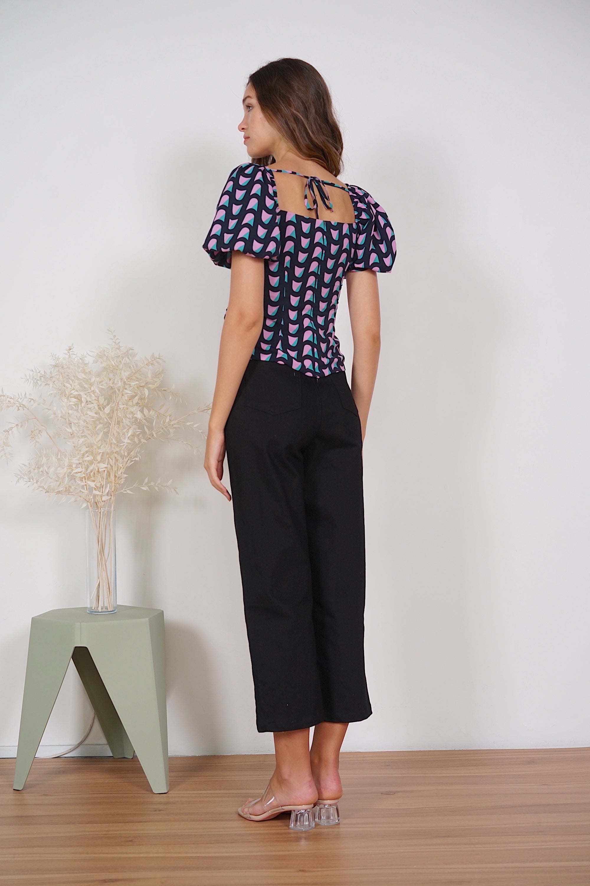 Liza Gathered Puffy Top in Black Purple Abstract